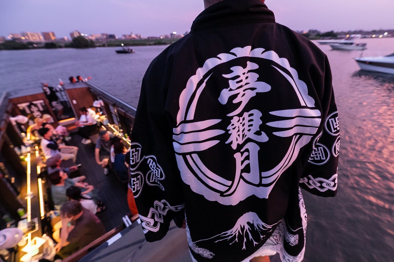 夕暮れの船上宴会のようす