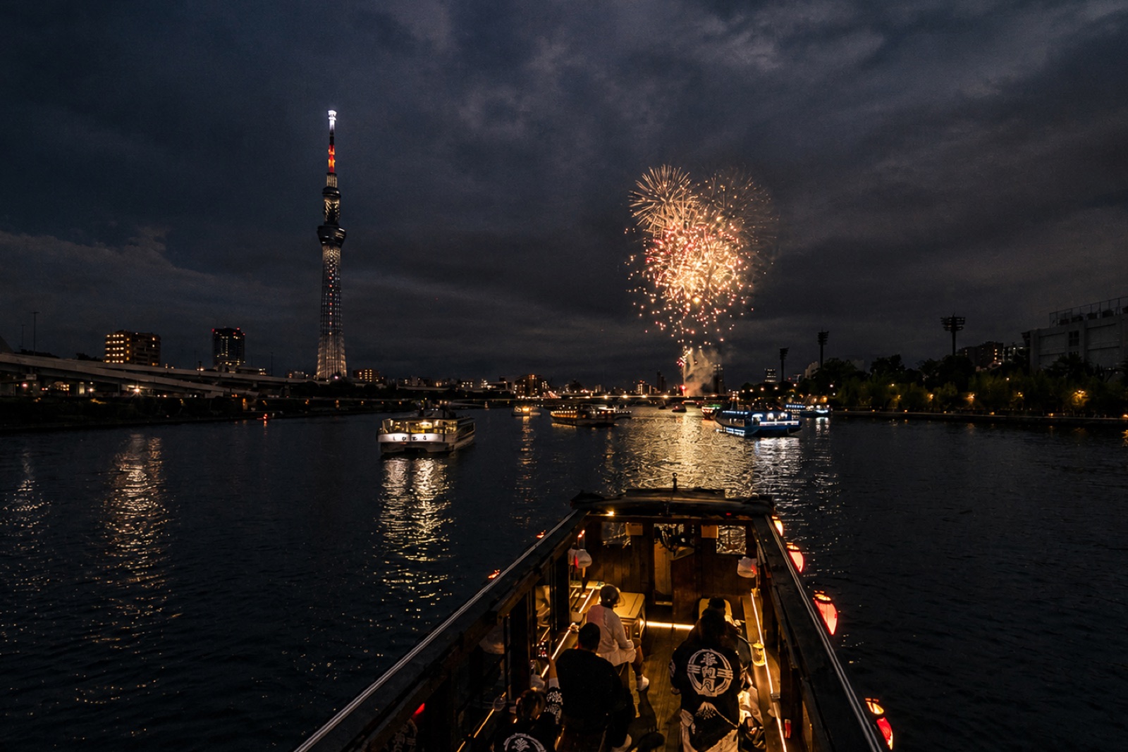 夜の隅田川、スカイツリーと花火を望む夜景